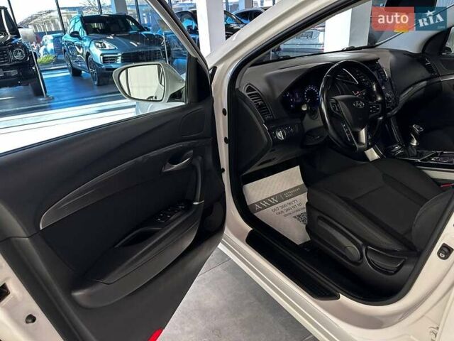 Белый Хендай и40, объемом двигателя 1.7 л и пробегом 288 тыс. км за 9300 $, фото 12 на Automoto.ua