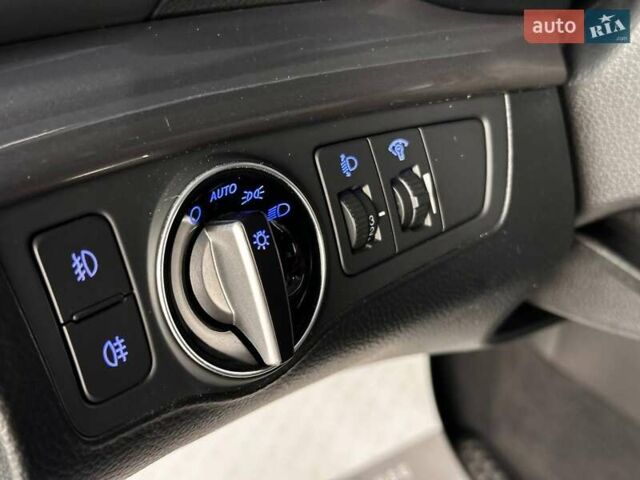 Белый Хендай и40, объемом двигателя 1.7 л и пробегом 288 тыс. км за 9300 $, фото 16 на Automoto.ua