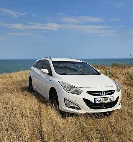 Білий Хендай і40, об'ємом двигуна 1.7 л та пробігом 185 тис. км за 10000 $, фото 1 на Automoto.ua