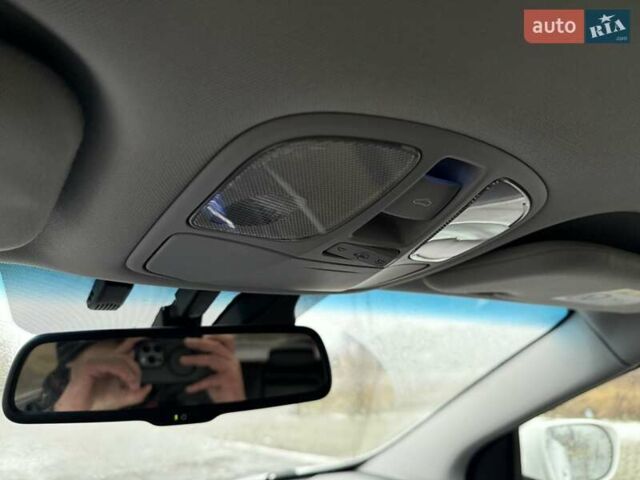 Белый Хендай и40, объемом двигателя 1.7 л и пробегом 209 тыс. км за 12500 $, фото 42 на Automoto.ua