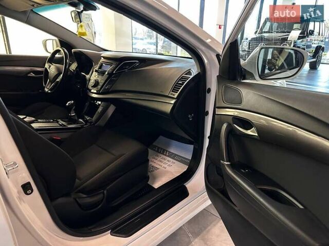 Белый Хендай и40, объемом двигателя 1.7 л и пробегом 288 тыс. км за 9300 $, фото 27 на Automoto.ua