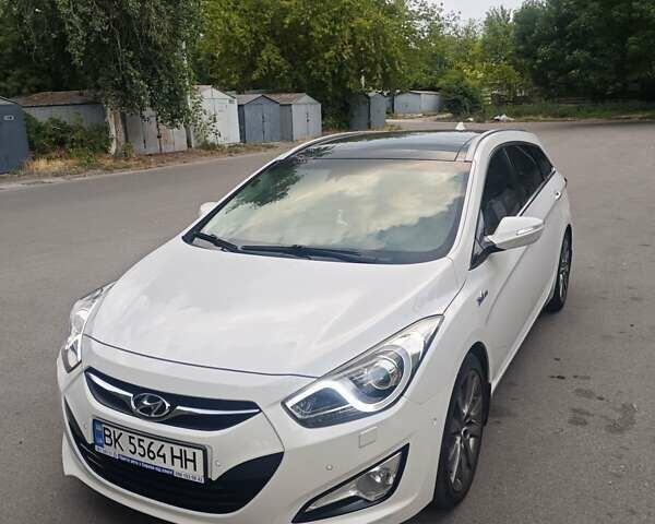 Белый Хендай и40, объемом двигателя 1.69 л и пробегом 235 тыс. км за 12900 $, фото 1 на Automoto.ua