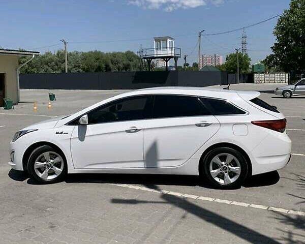 Білий Хендай і40, об'ємом двигуна 1.7 л та пробігом 185 тис. км за 10000 $, фото 16 на Automoto.ua