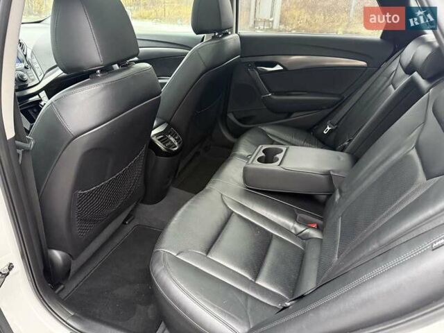 Белый Хендай и40, объемом двигателя 1.7 л и пробегом 209 тыс. км за 12500 $, фото 54 на Automoto.ua