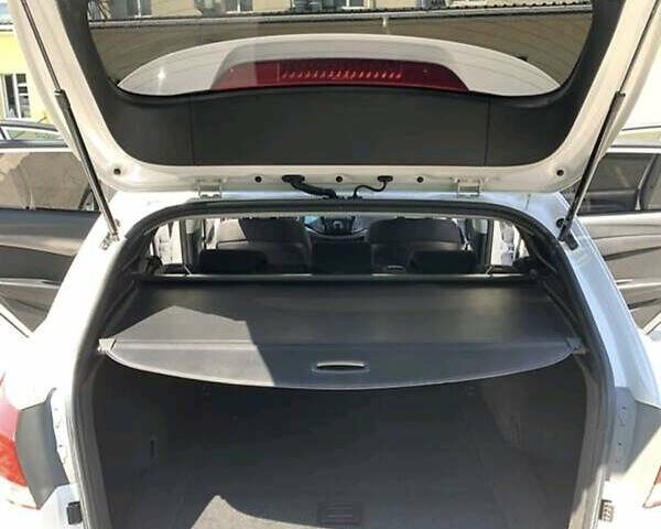 Білий Хендай і40, об'ємом двигуна 1.7 л та пробігом 185 тис. км за 10000 $, фото 12 на Automoto.ua