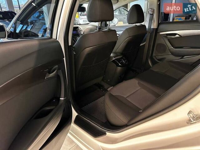 Белый Хендай и40, объемом двигателя 1.7 л и пробегом 288 тыс. км за 9300 $, фото 21 на Automoto.ua