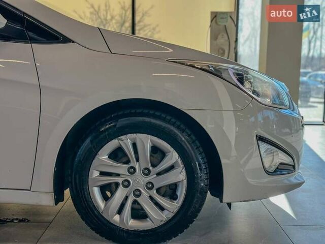 Белый Хендай и40, объемом двигателя 1.7 л и пробегом 288 тыс. км за 9300 $, фото 4 на Automoto.ua