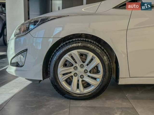 Белый Хендай и40, объемом двигателя 1.7 л и пробегом 288 тыс. км за 9300 $, фото 5 на Automoto.ua