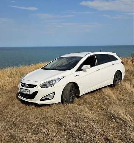 Білий Хендай і40, об'ємом двигуна 1.7 л та пробігом 185 тис. км за 10000 $, фото 4 на Automoto.ua