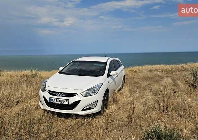 Білий Хендай і40, об'ємом двигуна 1.7 л та пробігом 185 тис. км за 10000 $, фото 2 на Automoto.ua