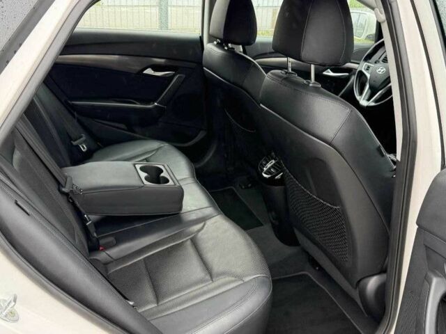 Білий Хендай і40, об'ємом двигуна 1.7 л та пробігом 104 тис. км за 8200 $, фото 22 на Automoto.ua