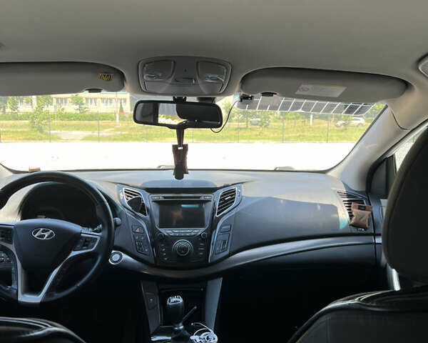 Белый Хендай и40, объемом двигателя 1.7 л и пробегом 258 тыс. км за 8999 $, фото 12 на Automoto.ua