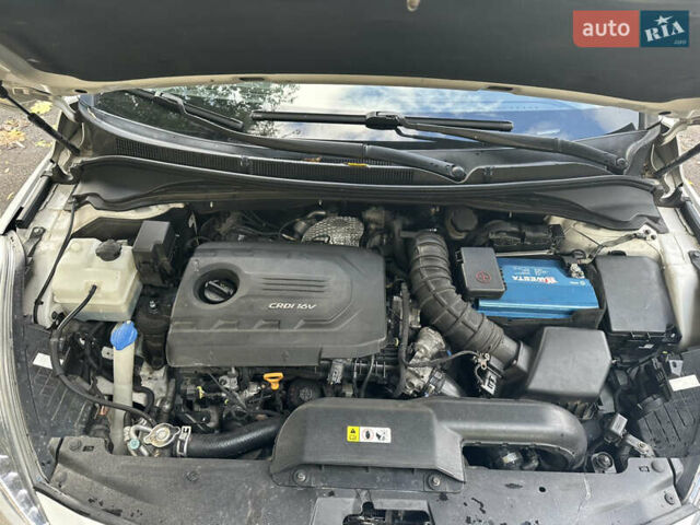 Белый Хендай и40, объемом двигателя 1.7 л и пробегом 190 тыс. км за 9200 $, фото 12 на Automoto.ua