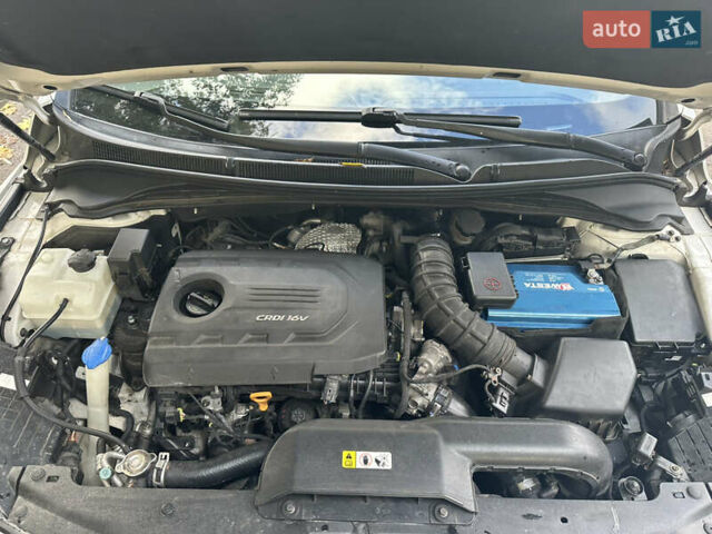 Белый Хендай и40, объемом двигателя 1.7 л и пробегом 190 тыс. км за 8900 $, фото 30 на Automoto.ua