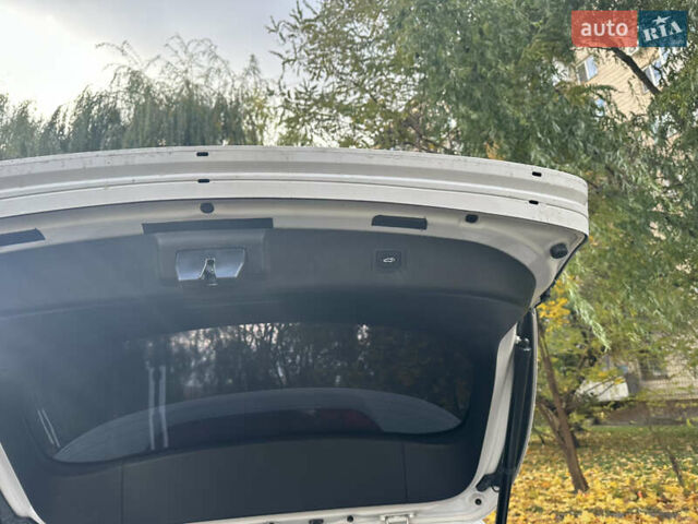 Белый Хендай и40, объемом двигателя 1.7 л и пробегом 190 тыс. км за 9200 $, фото 24 на Automoto.ua