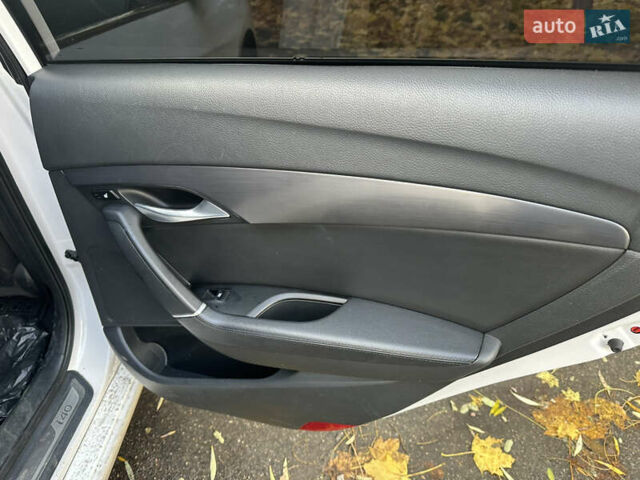 Белый Хендай и40, объемом двигателя 1.7 л и пробегом 190 тыс. км за 9200 $, фото 25 на Automoto.ua