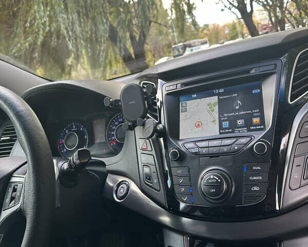 Белый Хендай и40, объемом двигателя 1.7 л и пробегом 190 тыс. км за 9200 $, фото 30 на Automoto.ua