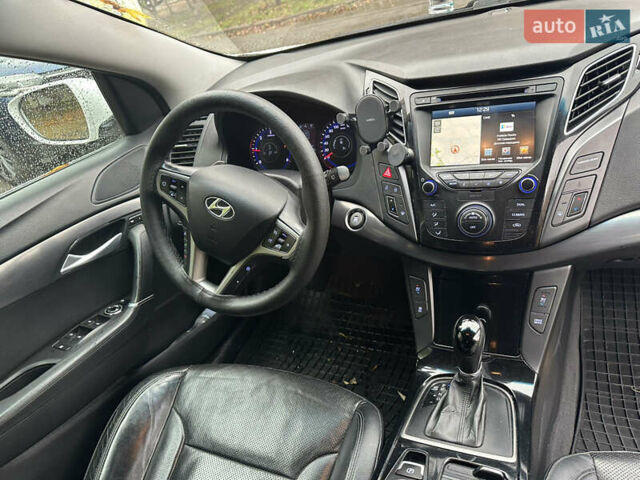 Белый Хендай и40, объемом двигателя 1.7 л и пробегом 190 тыс. км за 8900 $, фото 17 на Automoto.ua