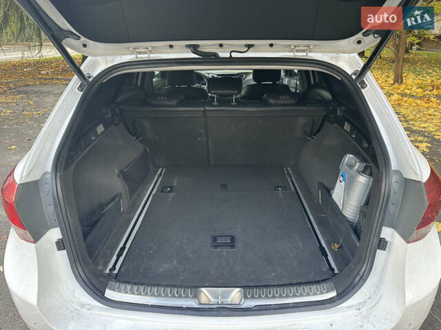 Белый Хендай и40, объемом двигателя 1.7 л и пробегом 190 тыс. км за 9000 $, фото 40 на Automoto.ua