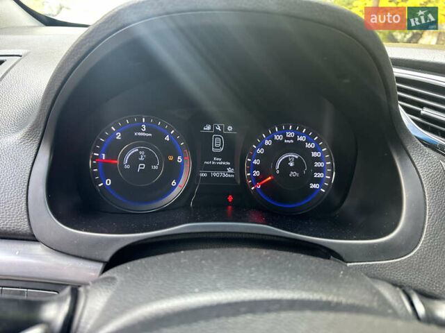 Белый Хендай и40, объемом двигателя 1.7 л и пробегом 190 тыс. км за 8900 $, фото 29 на Automoto.ua