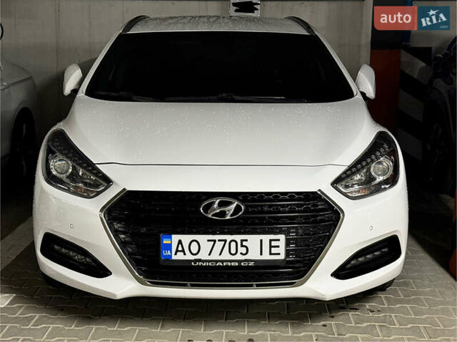 Белый Хендай и40, объемом двигателя 1.7 л и пробегом 225 тыс. км за 12900 $, фото 18 на Automoto.ua