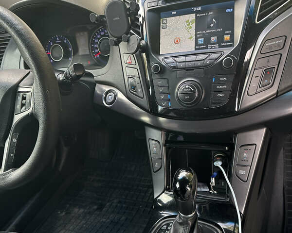 Белый Хендай и40, объемом двигателя 1.7 л и пробегом 190 тыс. км за 8999 $, фото 26 на Automoto.ua