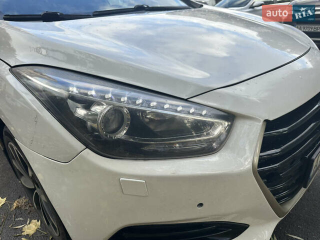 Белый Хендай и40, объемом двигателя 1.7 л и пробегом 190 тыс. км за 8900 $, фото 42 на Automoto.ua