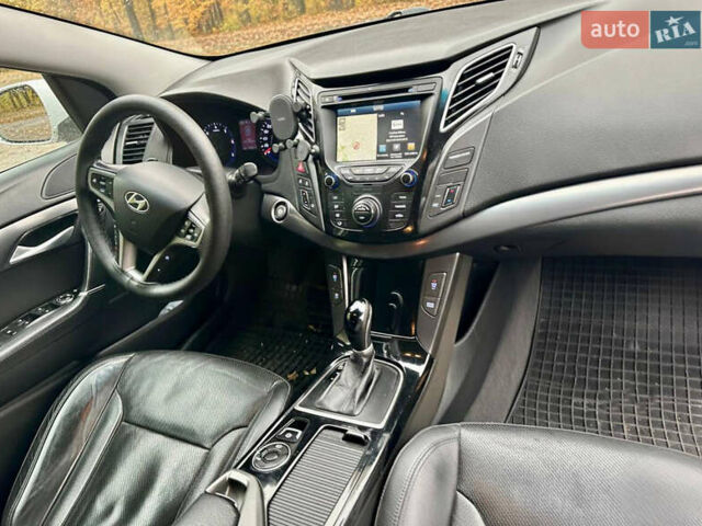 Белый Хендай и40, объемом двигателя 1.7 л и пробегом 191 тыс. км за 8111 $, фото 5 на Automoto.ua