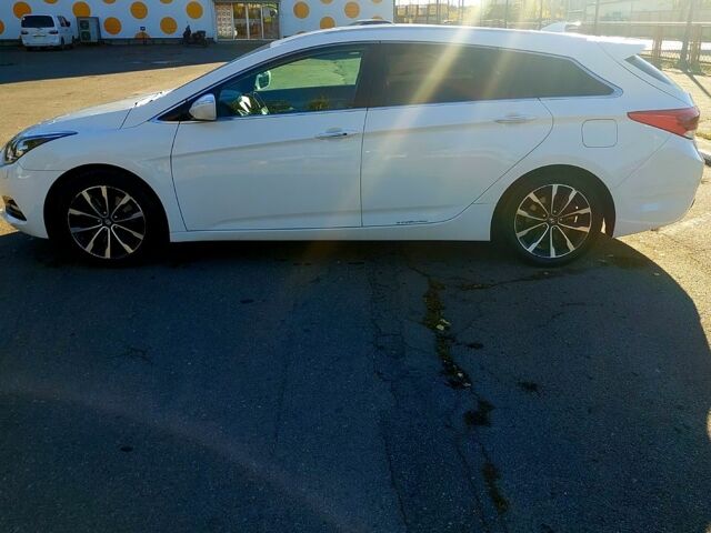 Белый Хендай и40, объемом двигателя 1.7 л и пробегом 225 тыс. км за 14500 $, фото 3 на Automoto.ua