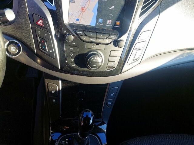 Белый Хендай и40, объемом двигателя 1.7 л и пробегом 225 тыс. км за 14500 $, фото 11 на Automoto.ua