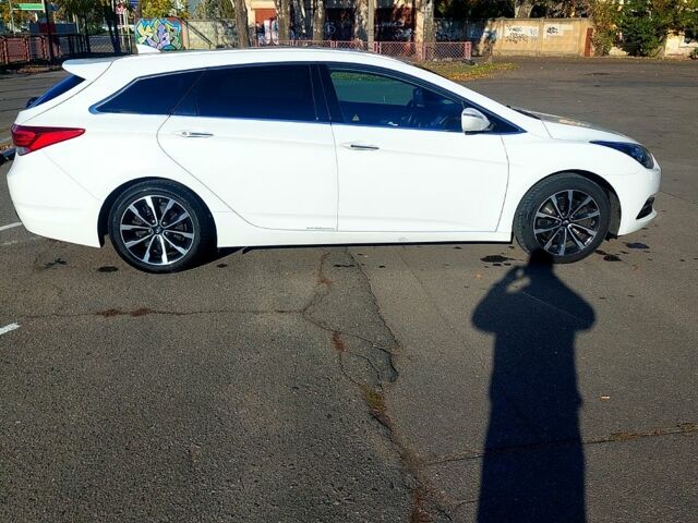 Белый Хендай и40, объемом двигателя 1.7 л и пробегом 225 тыс. км за 14500 $, фото 2 на Automoto.ua