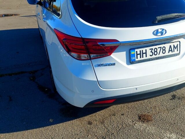 Белый Хендай и40, объемом двигателя 1.7 л и пробегом 225 тыс. км за 14500 $, фото 5 на Automoto.ua