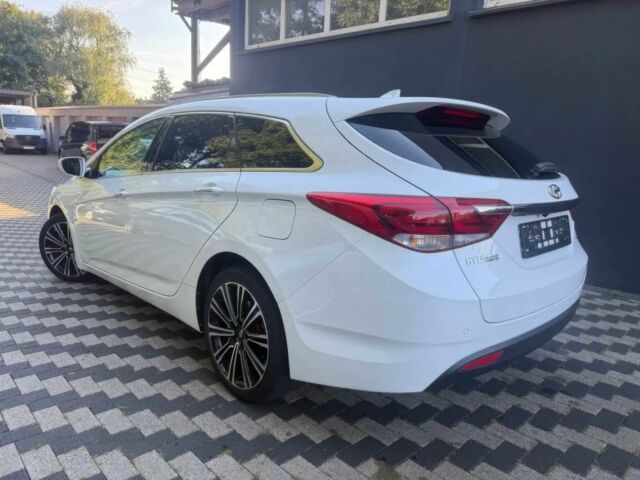 Белый Хендай и40, объемом двигателя 1.6 л и пробегом 34 тыс. км за 7500 $, фото 3 на Automoto.ua