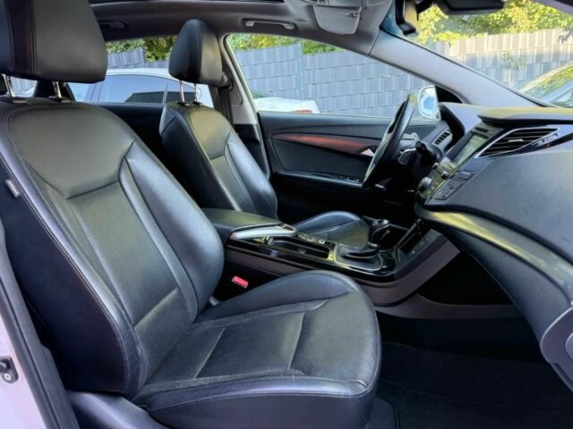 Белый Хендай и40, объемом двигателя 1.6 л и пробегом 34 тыс. км за 7500 $, фото 7 на Automoto.ua