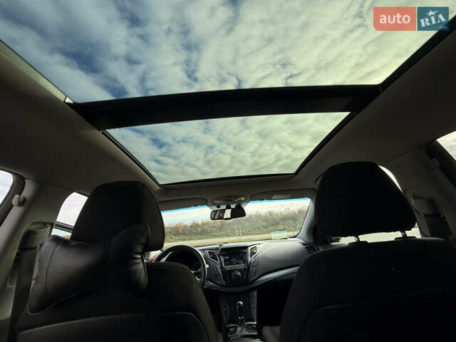 Бежевий Хендай і40, об'ємом двигуна 1.7 л та пробігом 282 тис. км за 10300 $, фото 6 на Automoto.ua