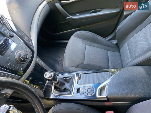 Черный Хендай и40, объемом двигателя 1.7 л и пробегом 242 тыс. км за 8000 $, фото 6 на Automoto.ua