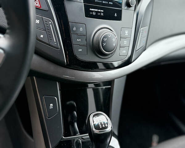 Черный Хендай и40, объемом двигателя 1.7 л и пробегом 197 тыс. км за 11000 $, фото 14 на Automoto.ua