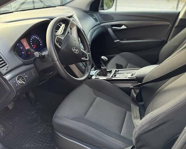 Чорний Хендай і40, об'ємом двигуна 1.7 л та пробігом 214 тис. км за 8999 $, фото 33 на Automoto.ua