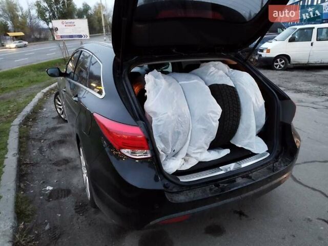 Черный Хендай и40, объемом двигателя 1.7 л и пробегом 213 тыс. км за 11700 $, фото 1 на Automoto.ua