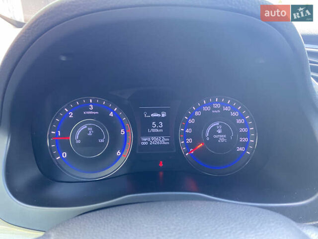 Черный Хендай и40, объемом двигателя 1.7 л и пробегом 242 тыс. км за 8000 $, фото 4 на Automoto.ua