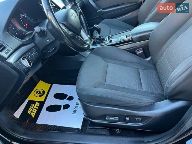 Черный Хендай и40, объемом двигателя 1.6 л и пробегом 318 тыс. км за 11700 $, фото 9 на Automoto.ua