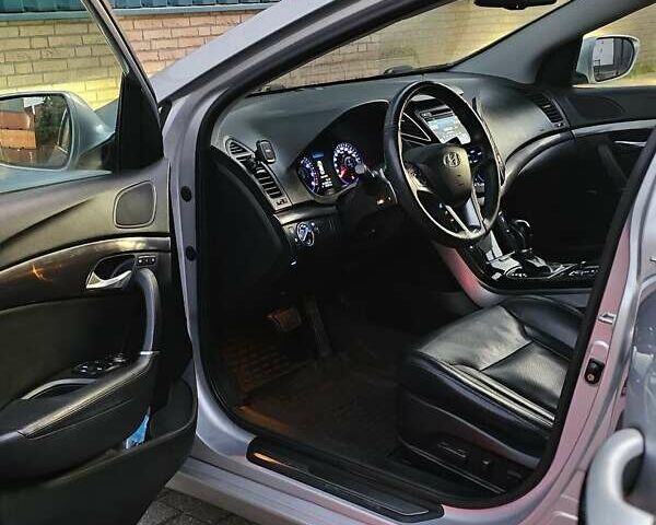 Серый Хендай и40, объемом двигателя 2 л и пробегом 142 тыс. км за 9970 $, фото 3 на Automoto.ua