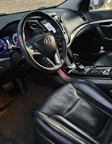 Серый Хендай и40, объемом двигателя 2 л и пробегом 142 тыс. км за 9970 $, фото 4 на Automoto.ua