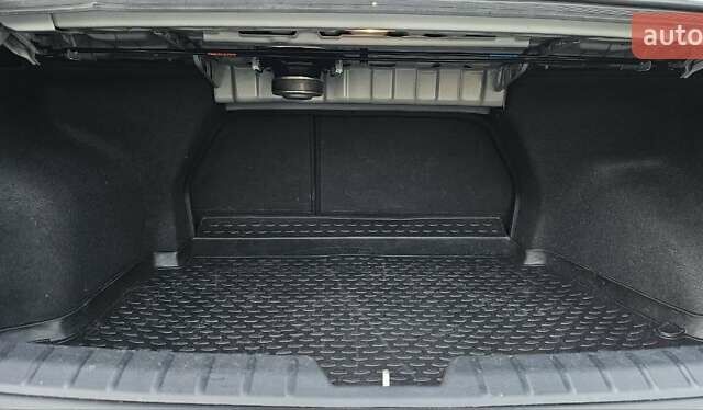 Серый Хендай и40, объемом двигателя 2 л и пробегом 142 тыс. км за 9970 $, фото 11 на Automoto.ua