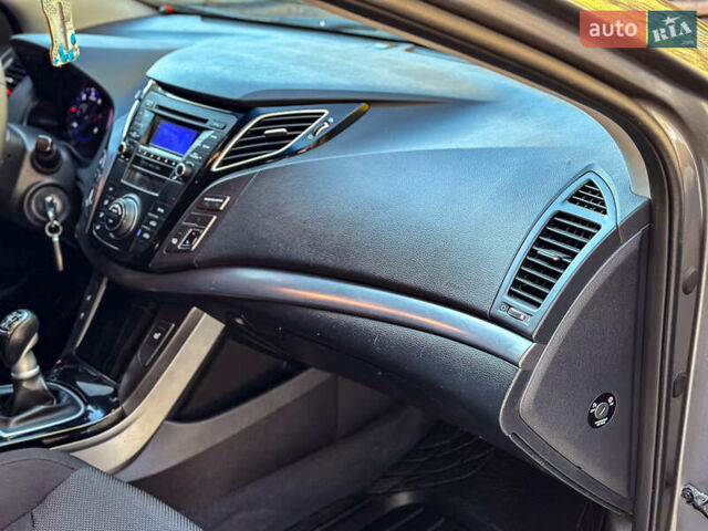 Серый Хендай и40, объемом двигателя 1.69 л и пробегом 142 тыс. км за 9100 $, фото 96 на Automoto.ua