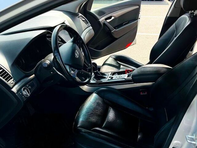 Серый Хендай и40, объемом двигателя 2 л и пробегом 268 тыс. км за 9900 $, фото 8 на Automoto.ua