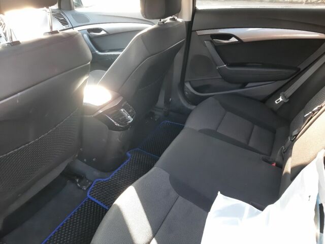 Серый Хендай и40, объемом двигателя 1.7 л и пробегом 220 тыс. км за 10200 $, фото 7 на Automoto.ua