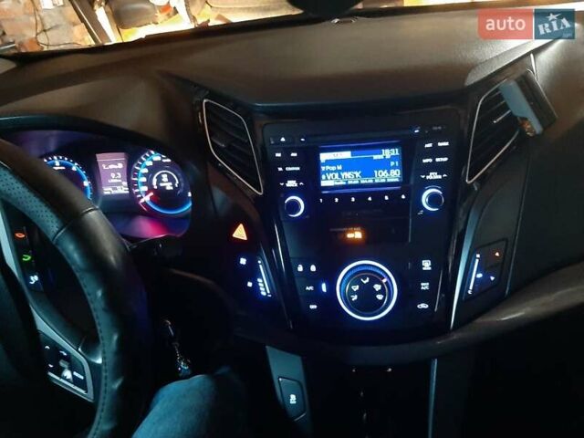 Серый Хендай и40, объемом двигателя 1.7 л и пробегом 220 тыс. км за 10200 $, фото 1 на Automoto.ua