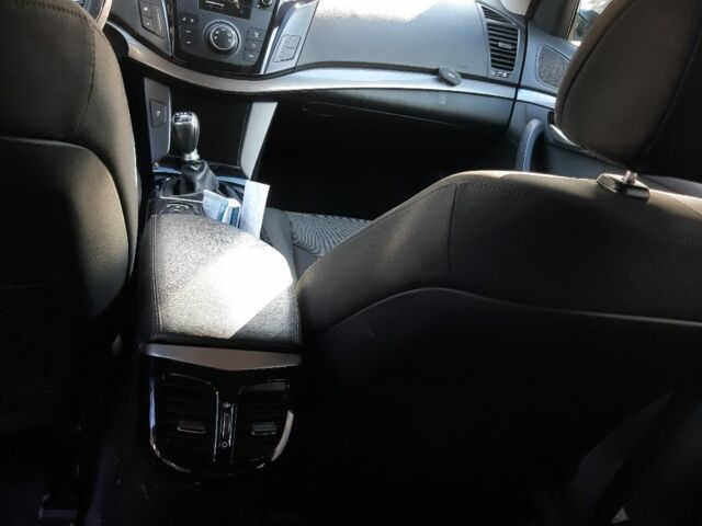 Серый Хендай и40, объемом двигателя 1.7 л и пробегом 220 тыс. км за 10200 $, фото 6 на Automoto.ua