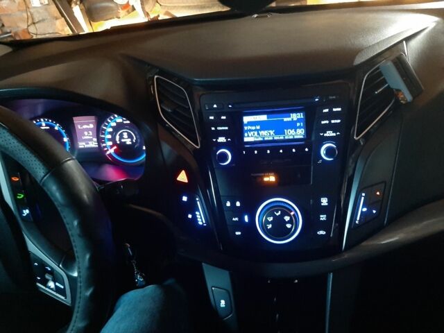 Серый Хендай и40, объемом двигателя 1.7 л и пробегом 220 тыс. км за 10200 $, фото 1 на Automoto.ua